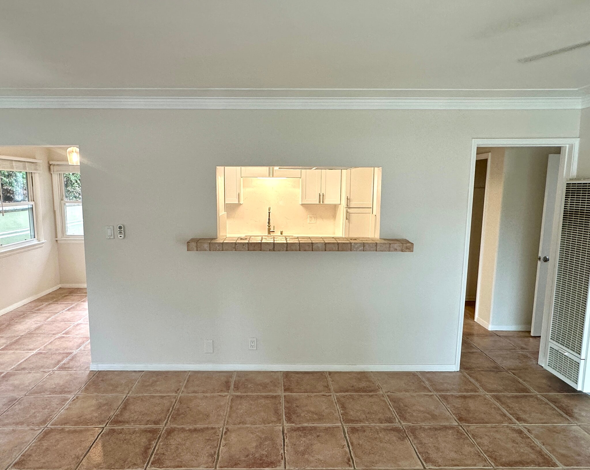 Pass through from kitchen to living room - 1033 Pearl St