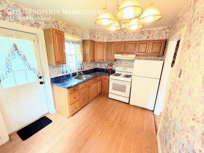 Building Photo - 911 Inverness Ln