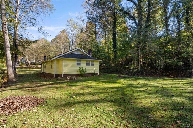 Building Photo - Updated Cottage on Haw Creek!