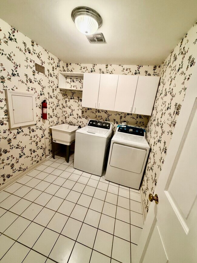 Building Photo - 26 Windsor Dr