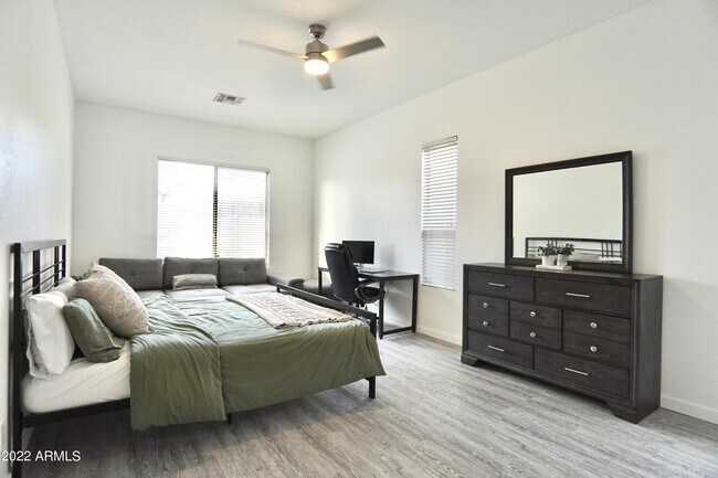 Building Photo - 4726 E Chisum Trail