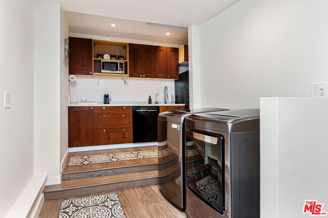 Building Photo - 717 Huntley Dr