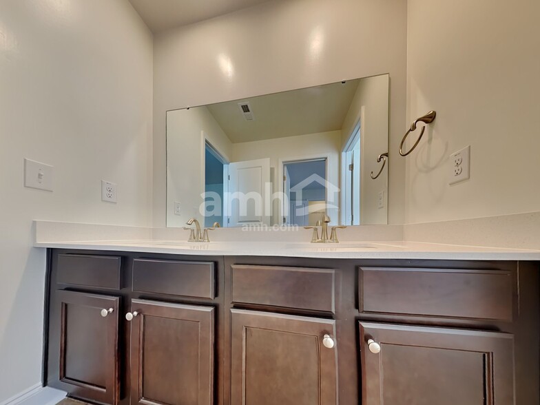 Building Photo - 1950 Weeping Cypress Dr