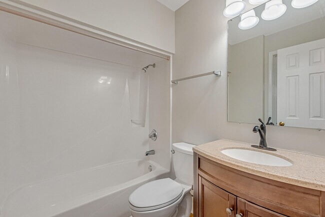 Building Photo - 208 Southlake Ct
