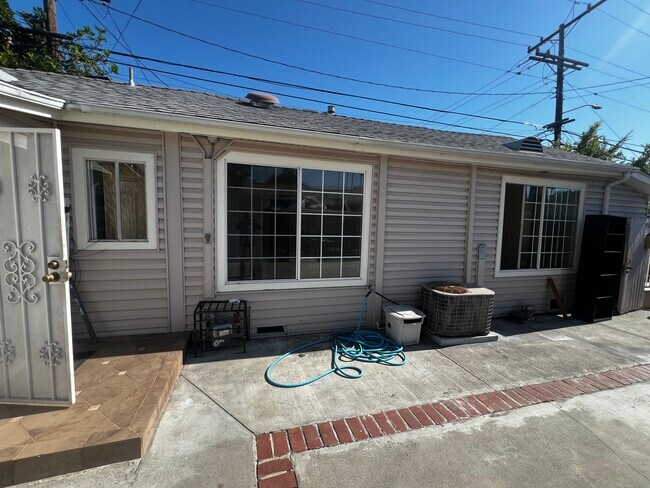 Building Photo - 210 S Everett St