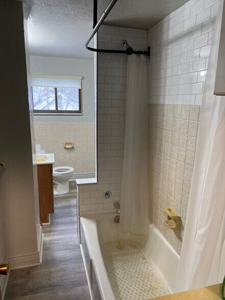 Shower bath - 861 W Wilbeth Rd