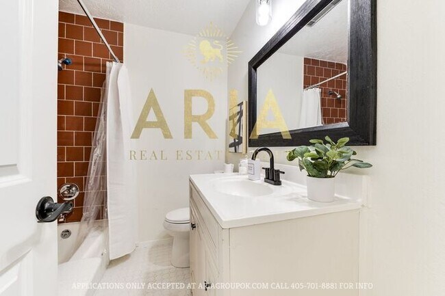 Building Photo - Unique 3 bed/2 bath Property with HUGE Bon...