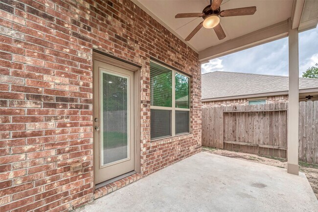 Building Photo - 2261 Oak Cir Dr N