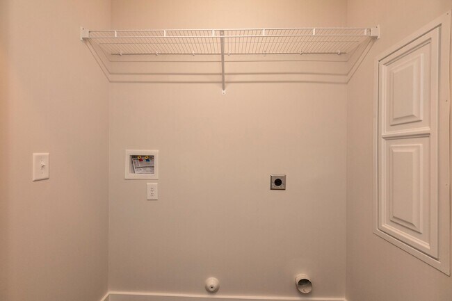 Building Photo - Spacious 3 Bedroom Home with Primary Suite on Main Level