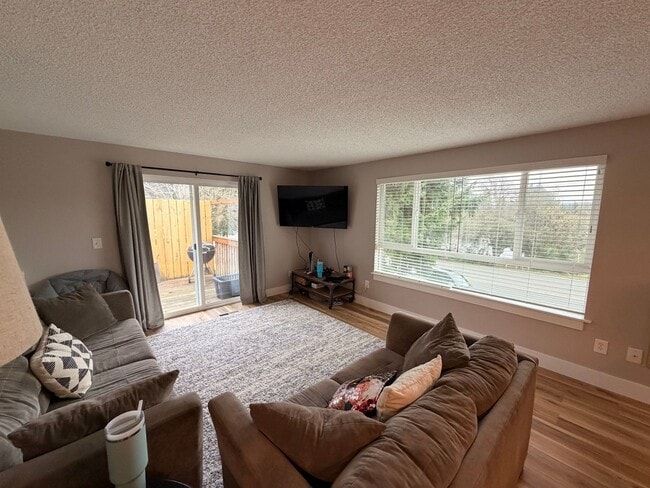 Building Photo - Fully Furnished 2 bed, 1 bath w/ Garage in Puyallup!