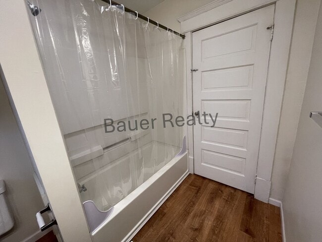 Building Photo - Large Four Bedroom Home