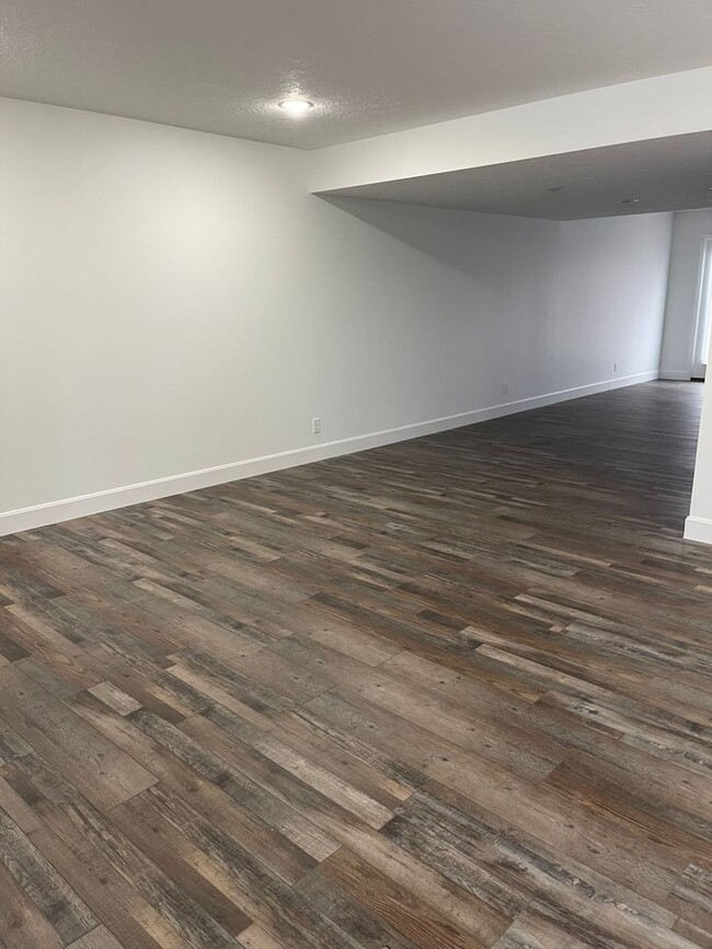 Building Photo - FEBRUARY SPECIAL! RENT $1300, DEPOSIT $130...