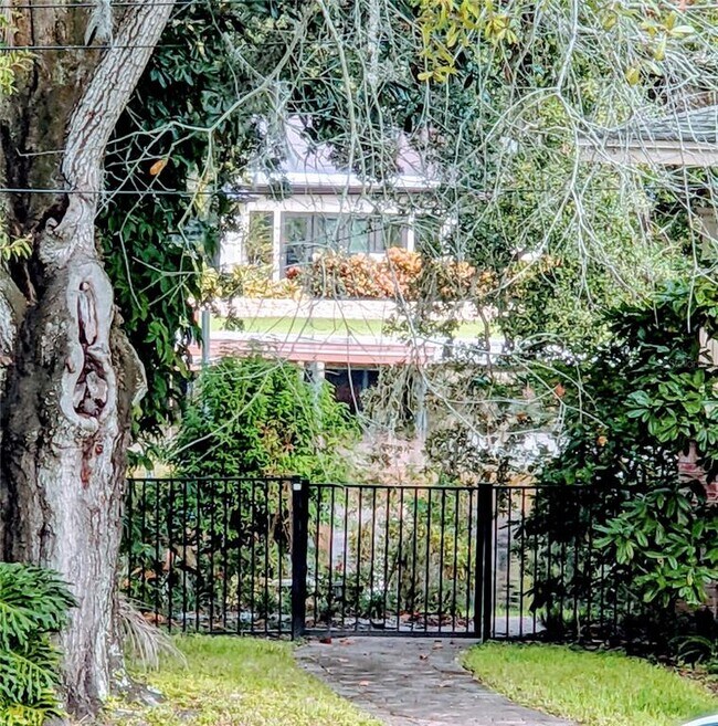 Building Photo - 1310 W Woodlawn Ave