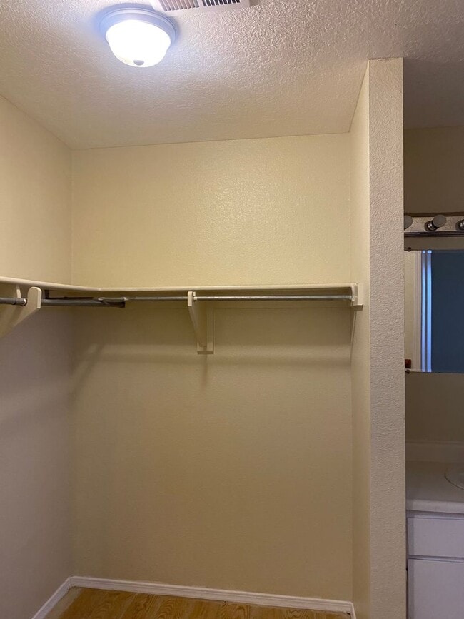 Building Photo - NICE 3 BEDROOM HOME