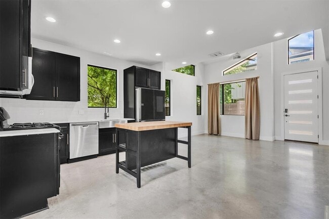 Building Photo - 408 W Odell St