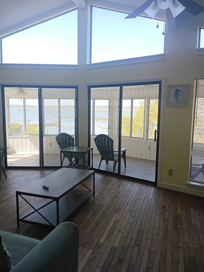 Building Photo - 111 S Oak Ct