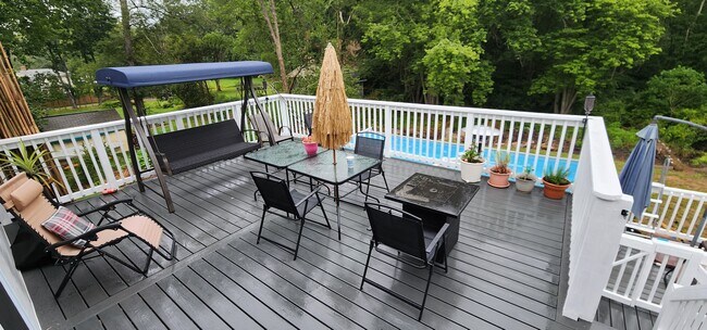 Building Photo - 232 Roxbury Rd