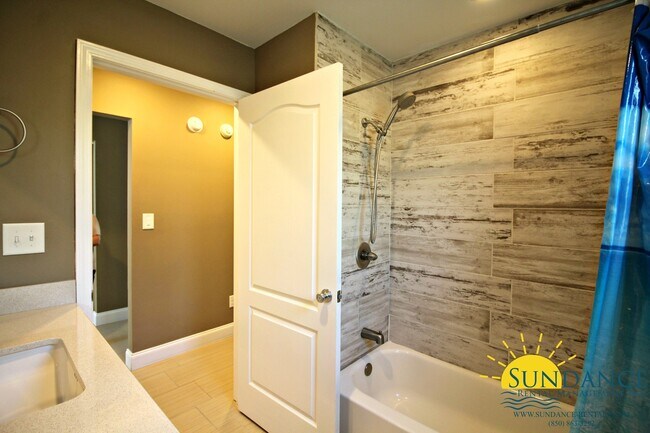 Building Photo - Great 4 Bedroom Home in Fort Walton