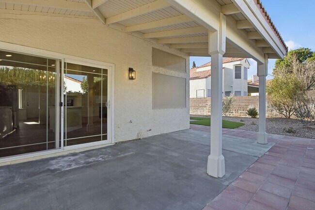 Building Photo - STUNNING DESERT SHORES MINUTES FROM THE LAKES!!!