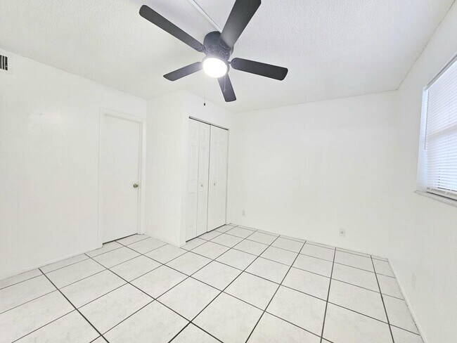 Building Photo - 7960 N Colony Cir