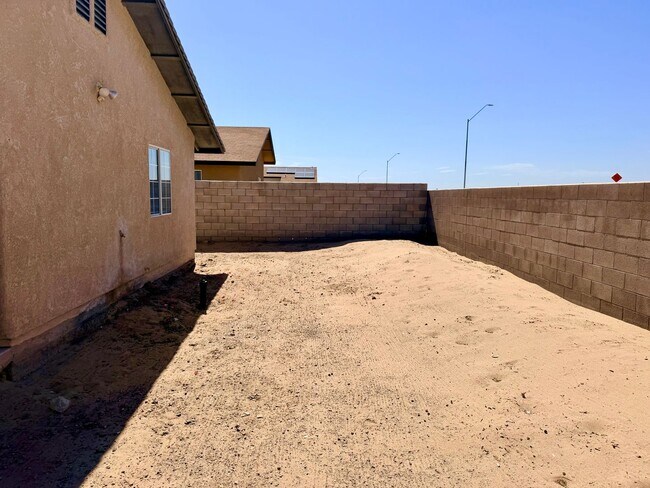 Building Photo - 2028 E Cristina Street