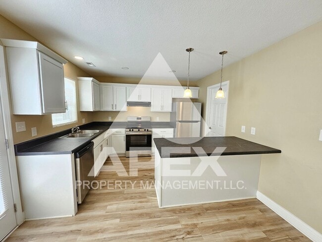 Building Photo - AVALON TOWNHOMES – LIKE NEW - 2 Bd/2.5 Ba Townhome off Topside Road with convenient access to Mar...