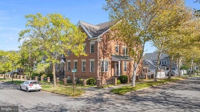 Building Photo - 102 Burnet Crescent