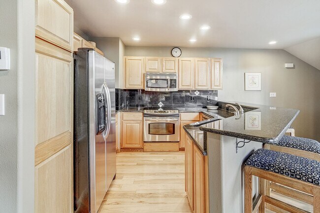 Building Photo - Year lease! Garage! Beautiful views! Great Decks!
