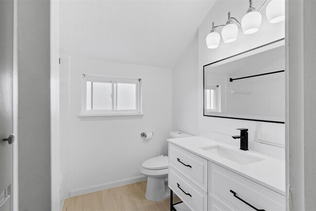 Building Photo - 3315 Crestdale Dr