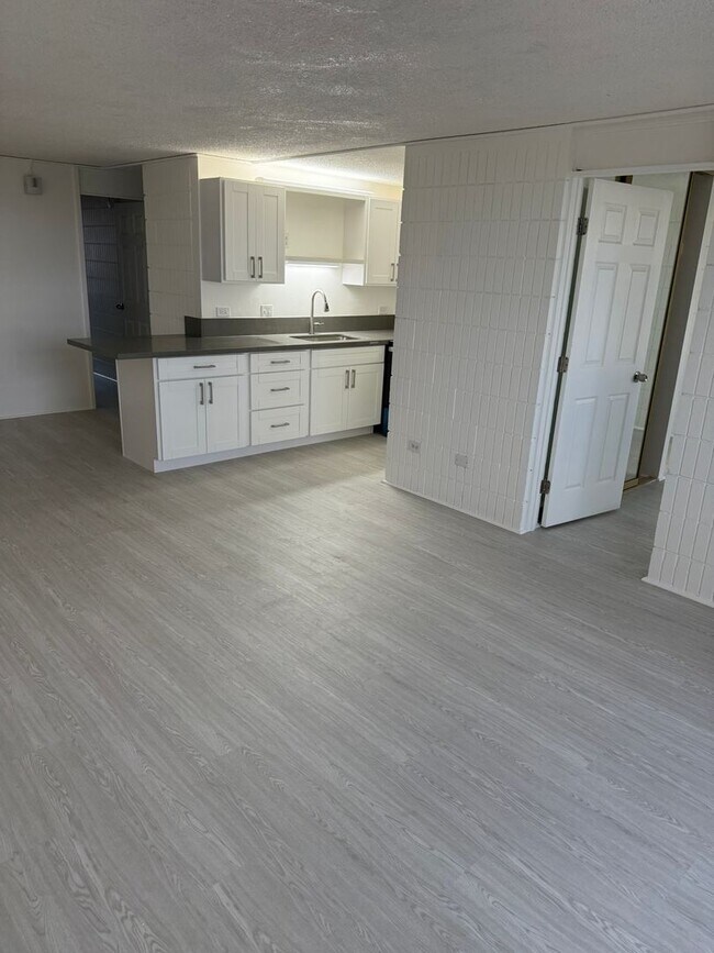 Building Photo - Sunset Lakeview - Fully renovated 3 bedroom, 2 bath with One open parking