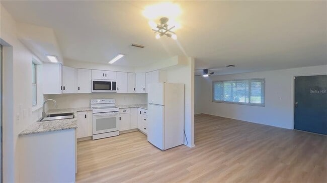 Building Photo - 8675 Lantana Dr