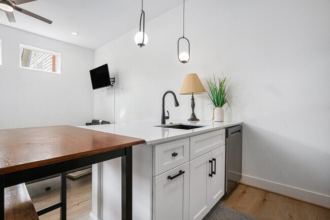 Building Photo - 203 Danna Ln