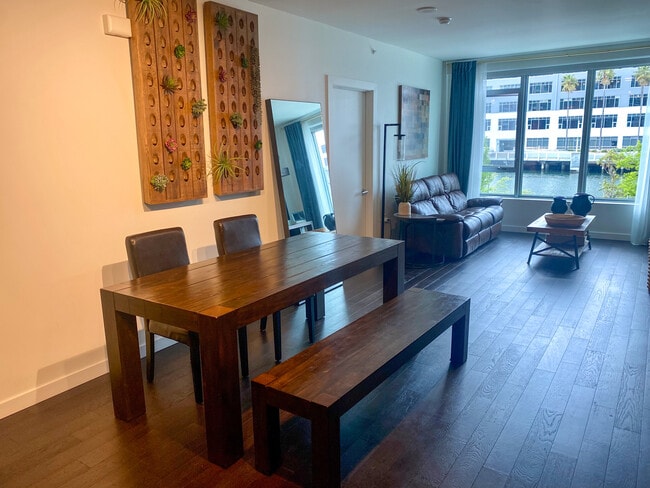 Building Photo - 1000 3rd St