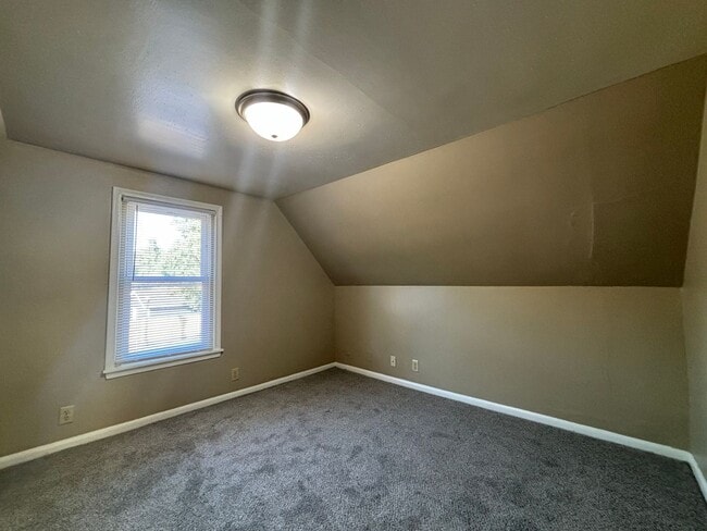 Building Photo - Great 2 bedroom plus den in a two-level ho...