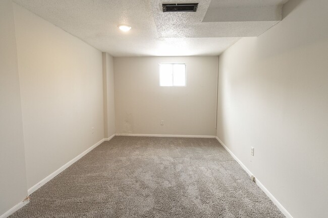 Building Photo - Downtown house off Hitt St!