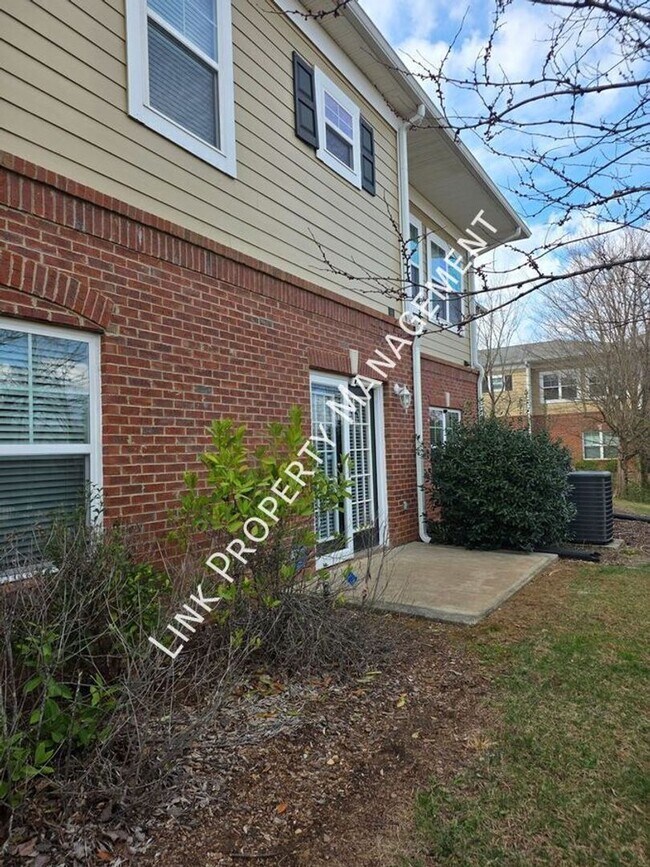 Building Photo - HALF OFF APRIL!  Beautiful One-Level Downstairs Condo in Prime Hamilton Place Location