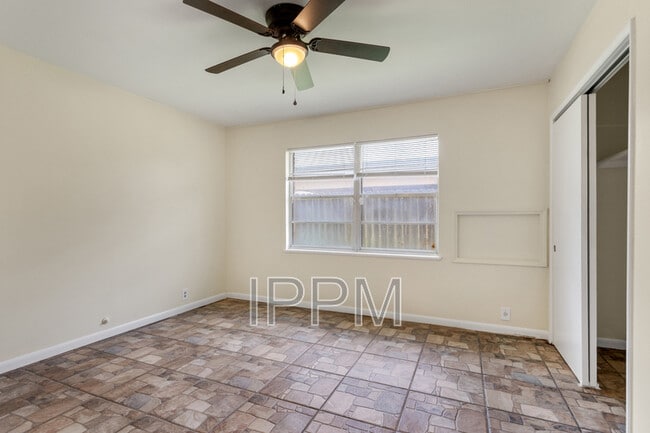 Building Photo - 914 Carrol Ave