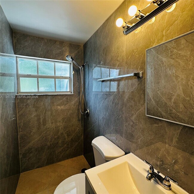 Building Photo - 732 Moffett St