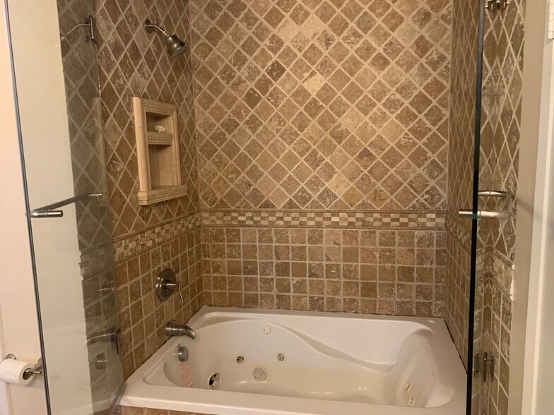 Master bath - 1232 Stanford St