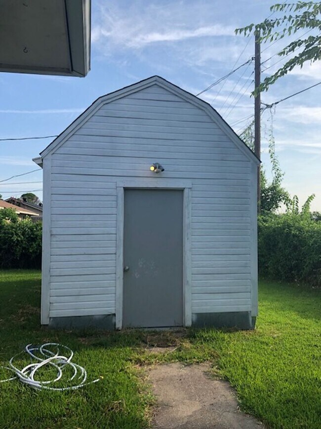 Building Photo - 1208 Alpine Dr