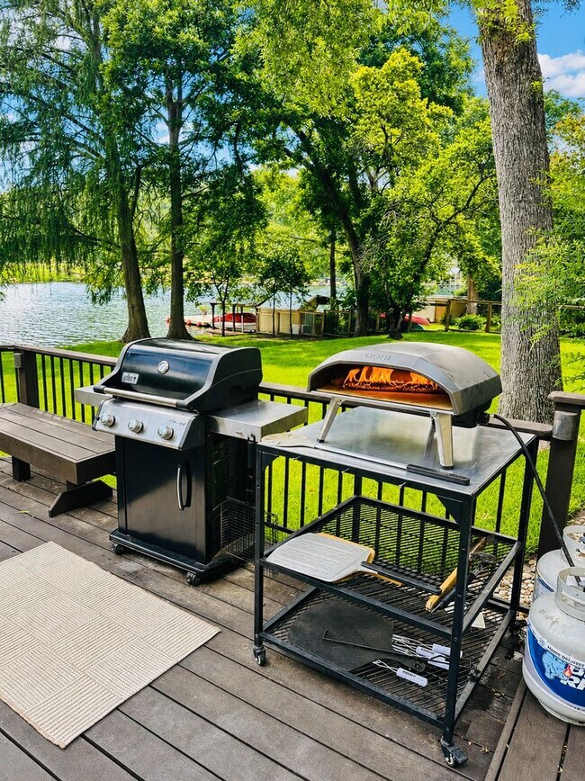 Building Photo - *** Lake Austin House * Waterfront * Lush 2 Acre Yard w/ Boat Dock * Pet Friendly * Fully Furnish...