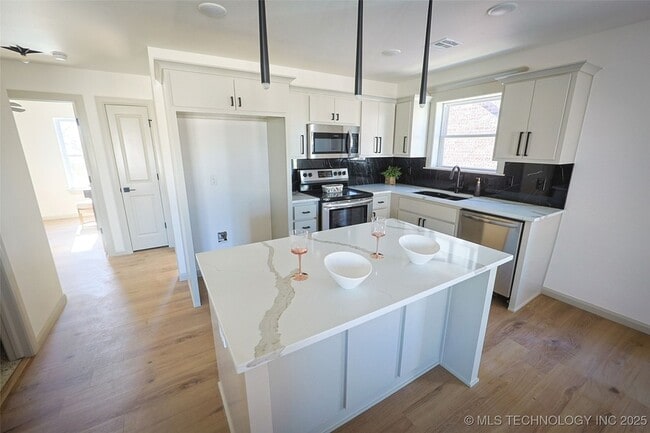 Building Photo - 108 W 2nd St