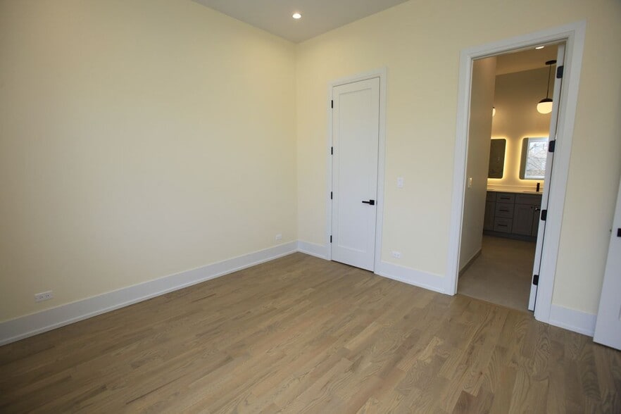 Building Photo - 1029 N Winchester Ave