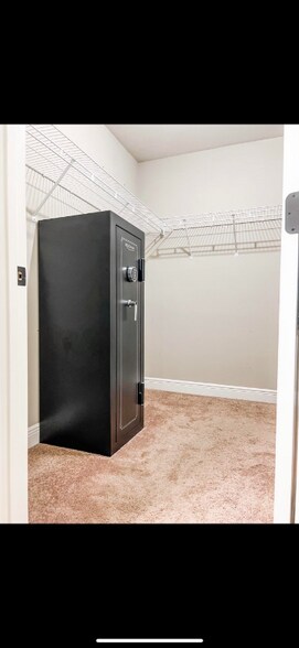 Building Photo - 2410 Salamanca St