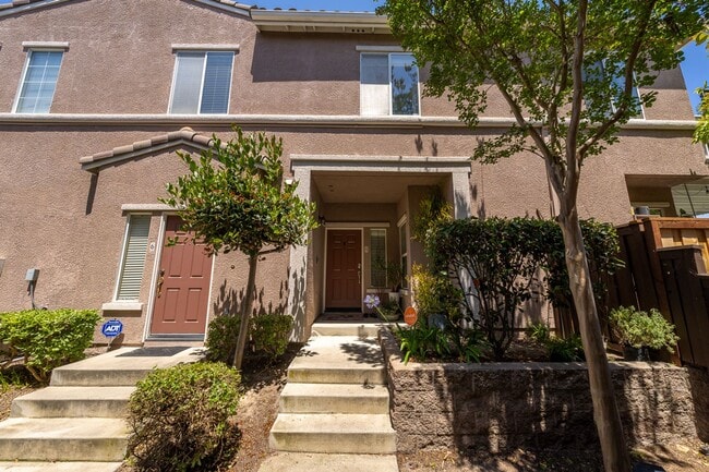 Building Photo - Beautiful Townhome in Chula Vista zz