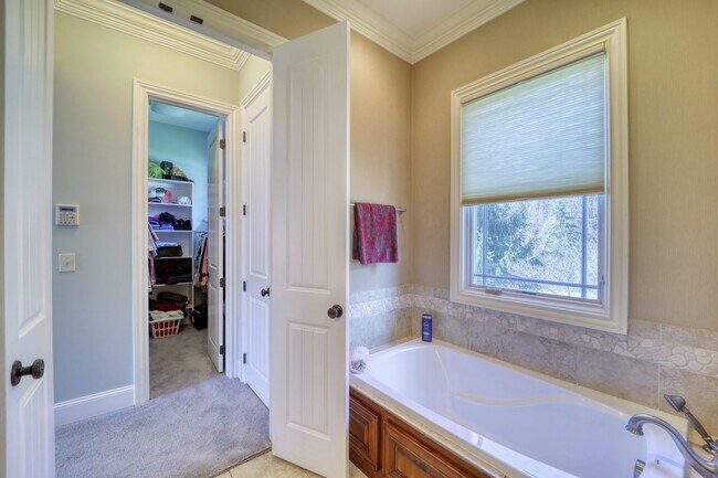 Building Photo - 137 N Ridge Ln