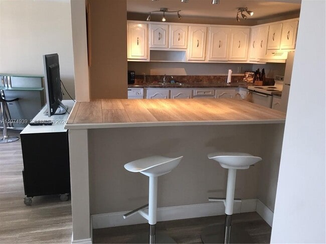 Building Photo - 1800 Collins Ave