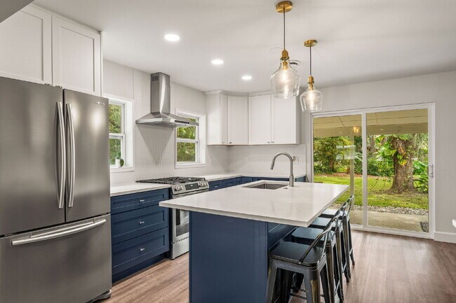 Building Photo - Charming 4-Bed with 2 Full Baths and Large...