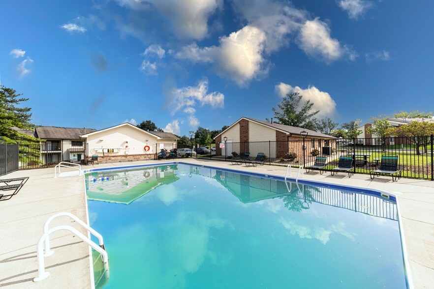 Swimming pool and sundeck - Saddlebrook