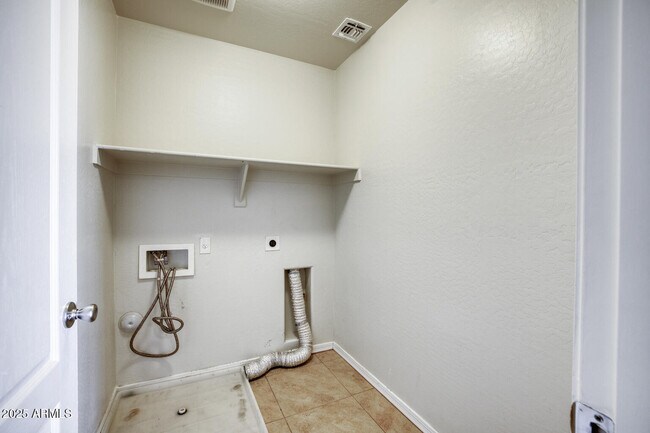 Building Photo - 24633 W Sheraton Ln